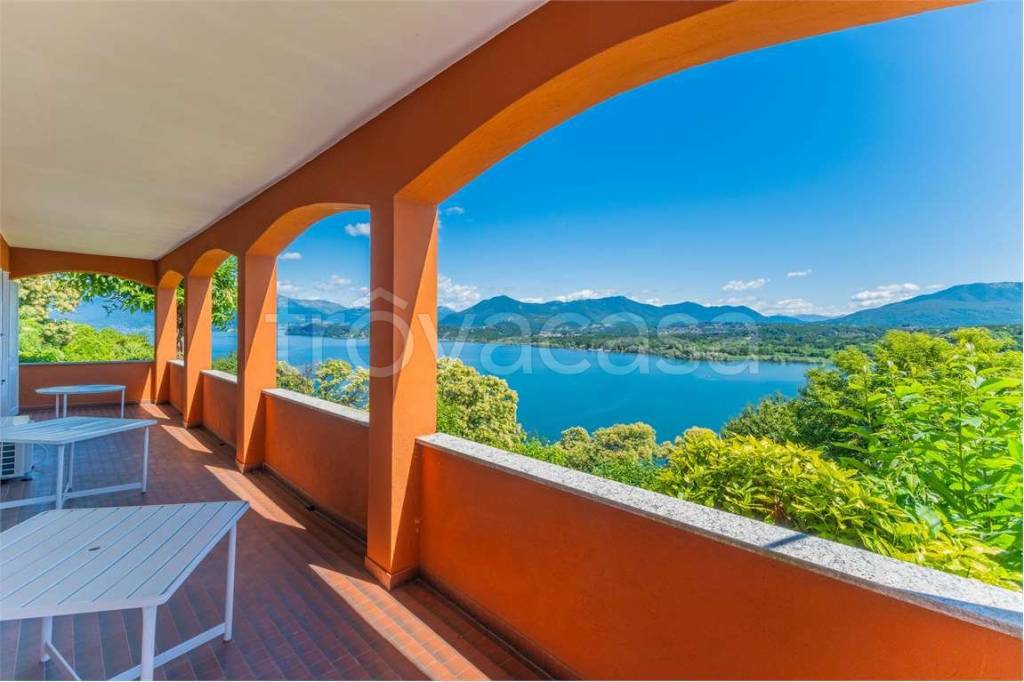 casa indipendente in vendita ad Ispra in zona Cascine
