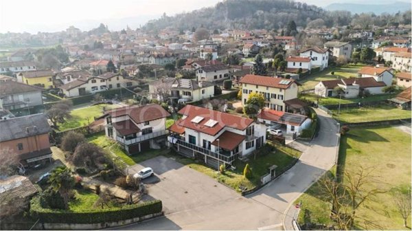 casa indipendente in vendita ad Ispra in zona Cascine
