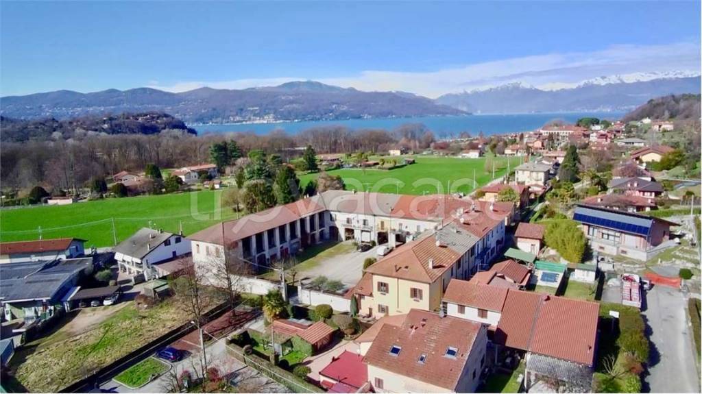 appartamento in vendita ad Ispra in zona Cascine
