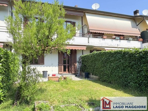 casa indipendente in vendita ad Ispra in zona Cascine