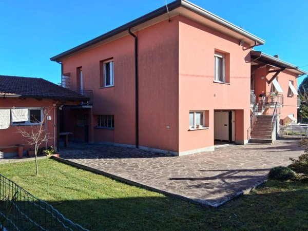 casa indipendente in vendita ad Ispra
