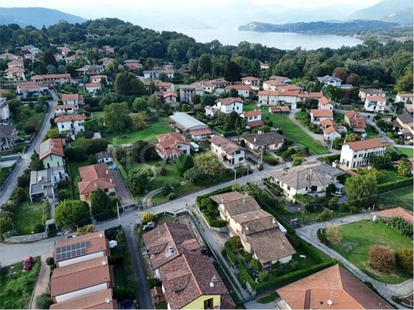 casa indipendente in vendita ad Ispra in zona Cascine