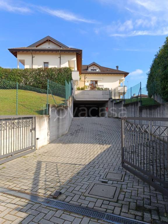 locale commerciale in vendita a Jerago con Orago
