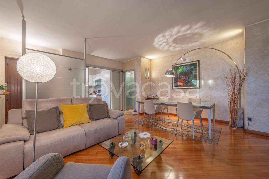 casa indipendente in vendita a Jerago con Orago
