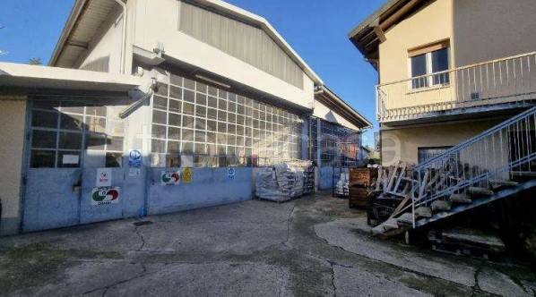 locale commerciale in vendita a Jerago con Orago