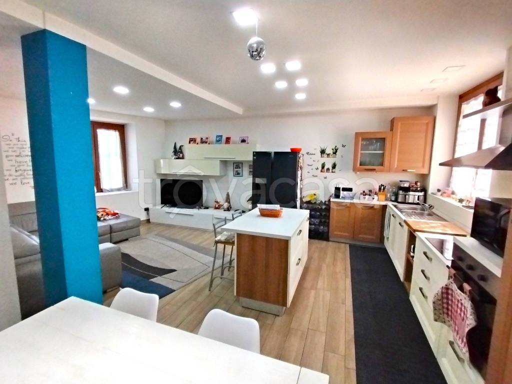 casa indipendente in vendita a Jerago con Orago