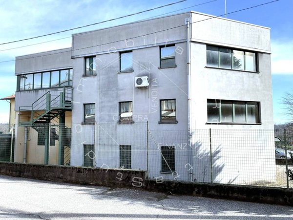 locale commerciale in vendita a Jerago con Orago