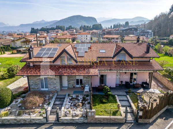 casa indipendente in vendita a Lavena Ponte Tresa in zona Ponte Tresa