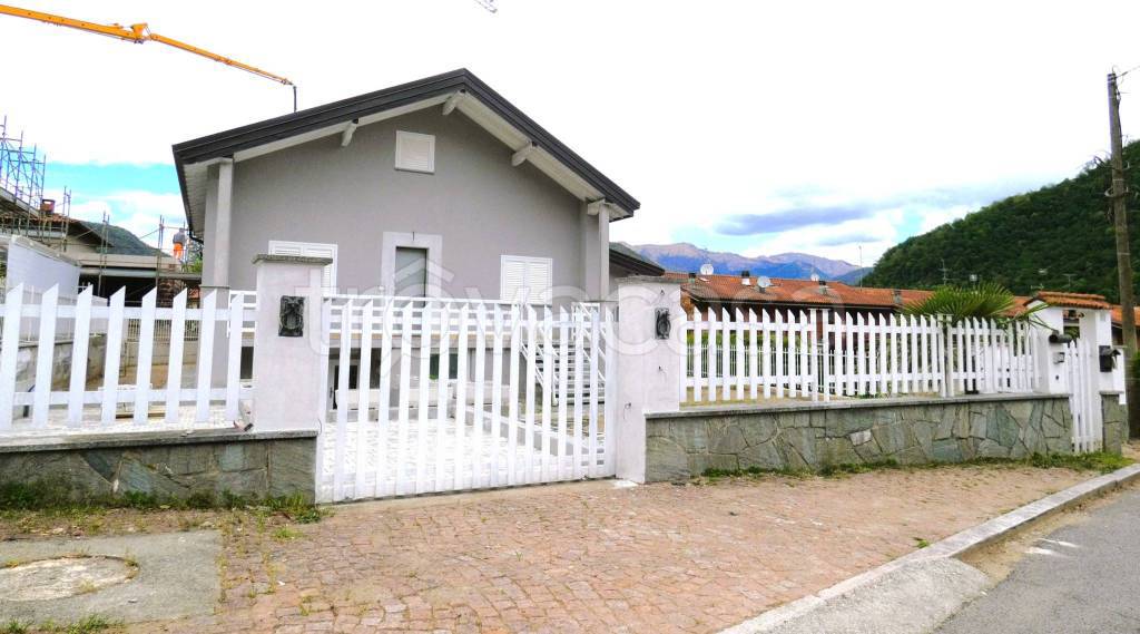 casa indipendente in vendita a Lavena Ponte Tresa in zona Ponte Tresa