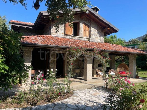 casa indipendente in vendita a Lavena Ponte Tresa in zona Piacco