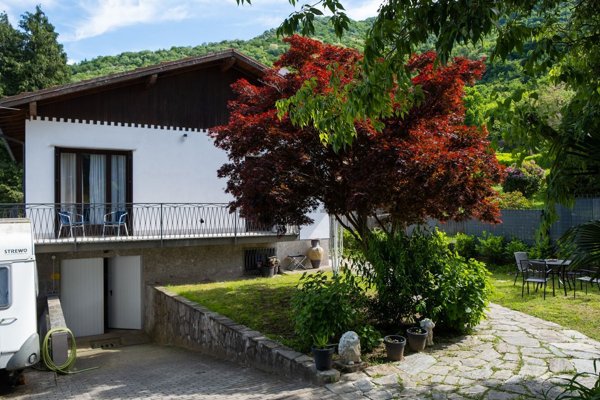 casa indipendente in vendita a Lavena Ponte Tresa in zona Lavena