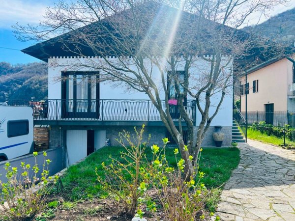 casa indipendente in vendita a Lavena Ponte Tresa in zona Lavena