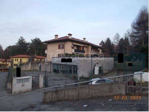 locale commerciale in vendita a Lavena Ponte Tresa