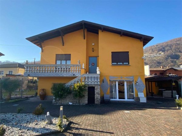 casa indipendente in vendita a Lavena Ponte Tresa in zona Ponte Tresa