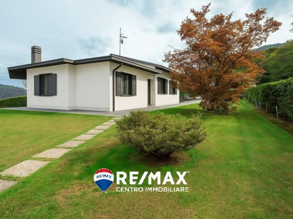 casa indipendente in vendita a Lavena Ponte Tresa in zona Piacco