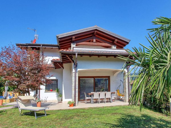 casa indipendente in vendita a Lavena Ponte Tresa in zona Lavena