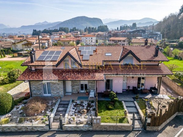 casa indipendente in vendita a Lavena Ponte Tresa