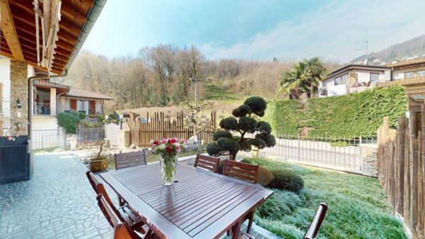 casa indipendente in vendita a Lavena Ponte Tresa
