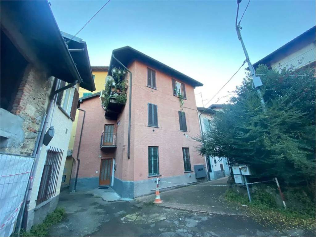 casa indipendente in vendita a Lavena Ponte Tresa in zona Ponte Tresa