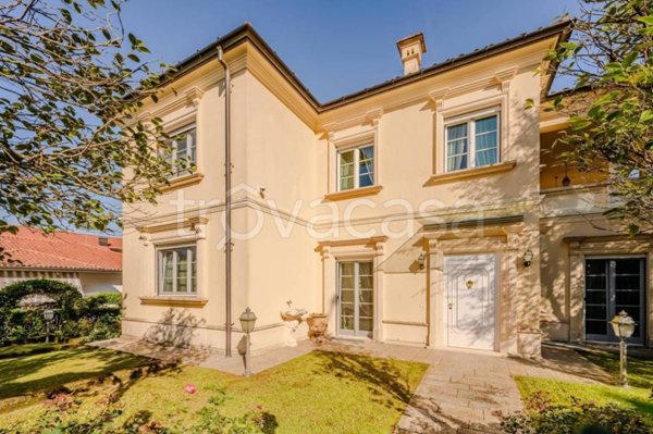 casa indipendente in vendita a Lavena Ponte Tresa