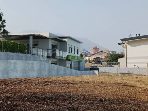 casa indipendente in vendita a Lavena Ponte Tresa in zona Ponte Tresa