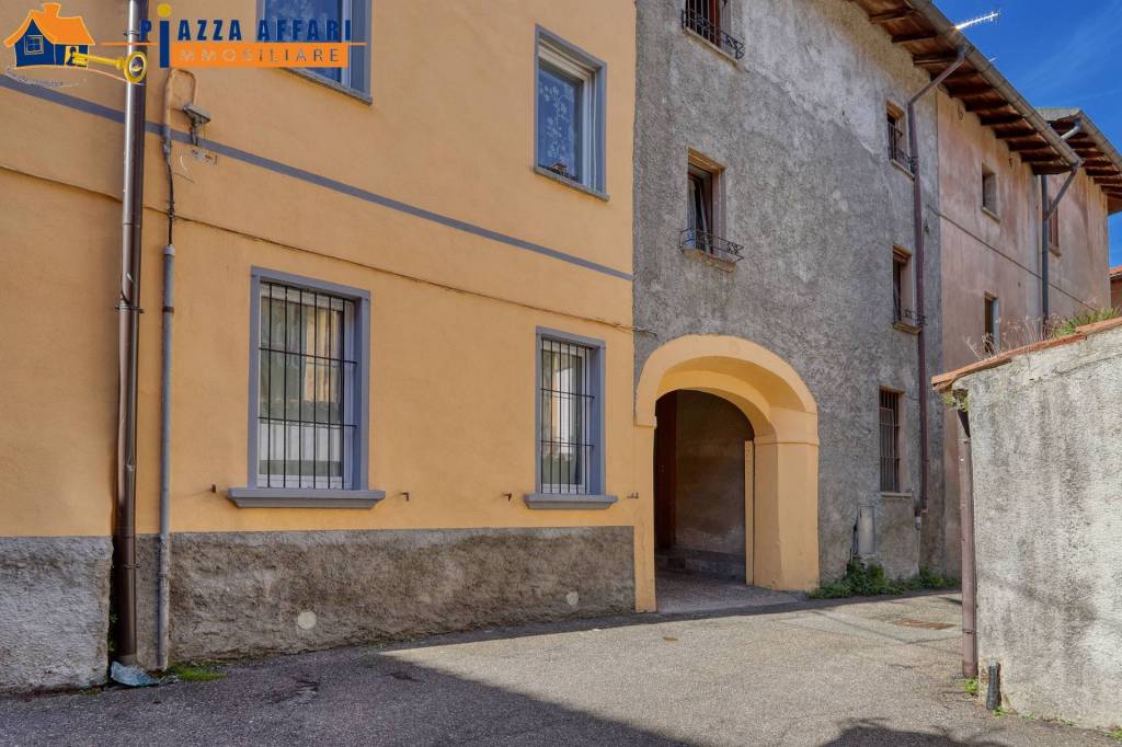 casa indipendente in vendita a Lavena Ponte Tresa in zona Lavena