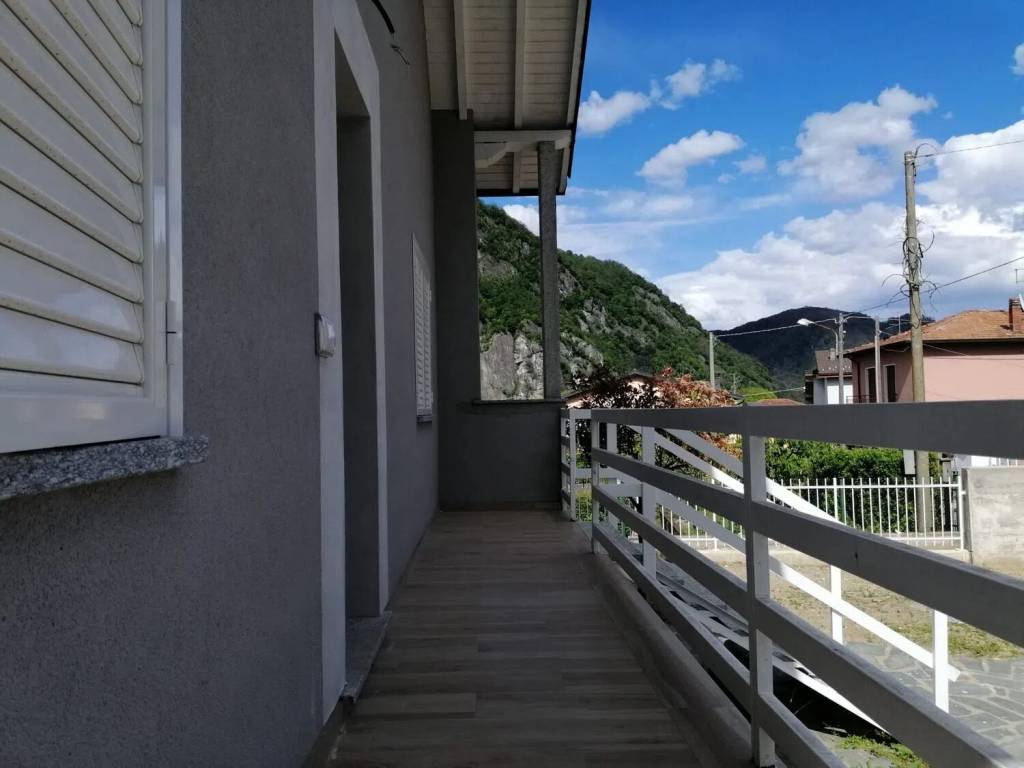 casa indipendente in vendita a Lavena Ponte Tresa