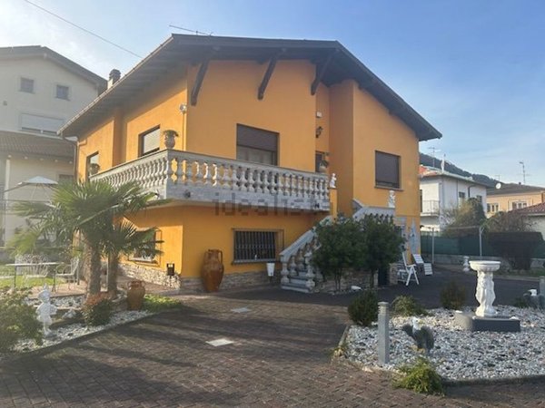 casa indipendente in vendita a Lavena Ponte Tresa