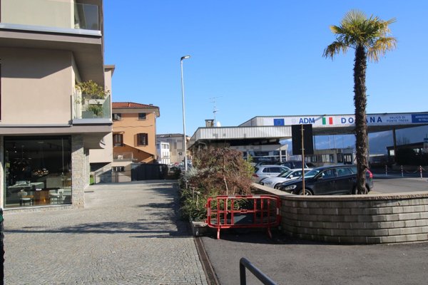 locale commerciale in vendita a Lavena Ponte Tresa