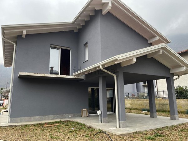 casa indipendente in vendita a Lavena Ponte Tresa
