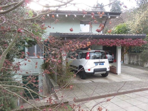 casa indipendente in vendita a Lavena Ponte Tresa in zona Ponte Tresa