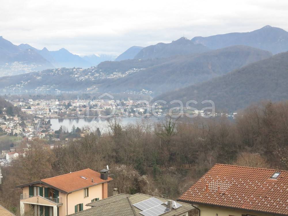 casa indipendente in vendita a Lavena Ponte Tresa in zona Ponte Tresa