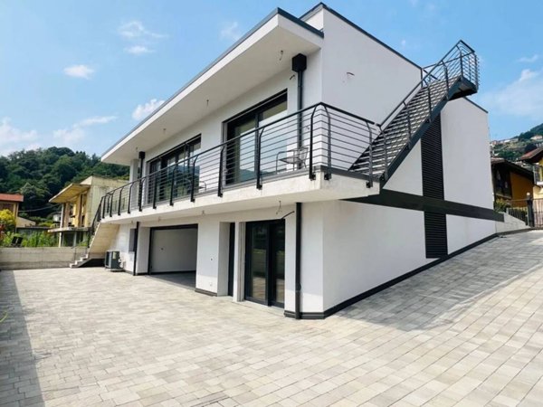 casa indipendente in vendita a Lavena Ponte Tresa