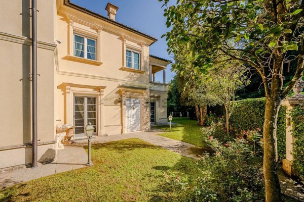 casa indipendente in vendita a Lavena Ponte Tresa