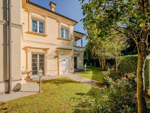 casa indipendente in vendita a Lavena Ponte Tresa