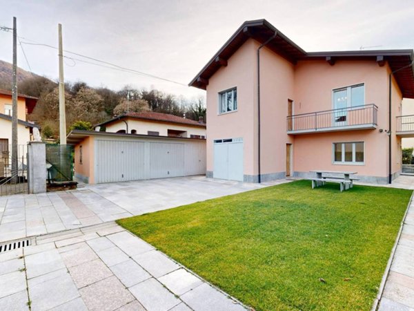 casa indipendente in vendita a Lavena Ponte Tresa