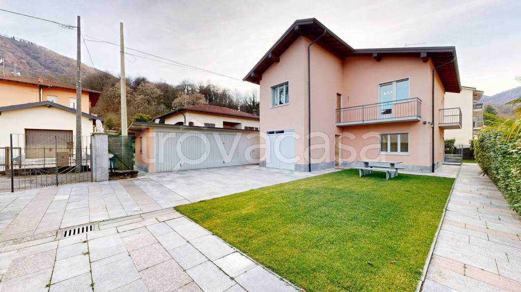 casa indipendente in vendita a Lavena Ponte Tresa in zona Ponte Tresa