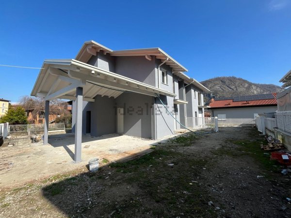 casa indipendente in vendita a Lavena Ponte Tresa in zona Lavena