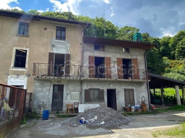 casa indipendente in vendita a Lavena Ponte Tresa