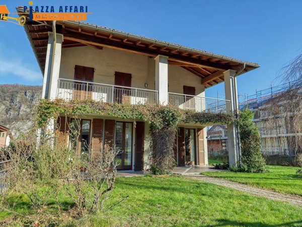 casa indipendente in vendita a Lavena Ponte Tresa in zona Lavena