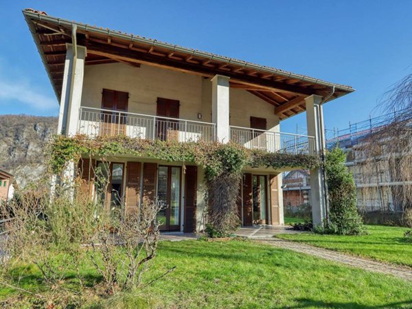 casa indipendente in vendita a Lavena Ponte Tresa in zona Lavena