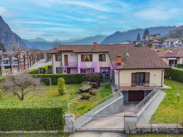 casa indipendente in vendita a Lavena Ponte Tresa
