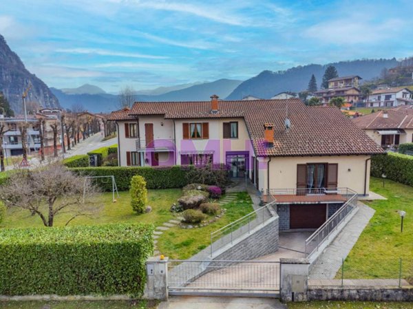 casa indipendente in vendita a Lavena Ponte Tresa in zona Ponte Tresa