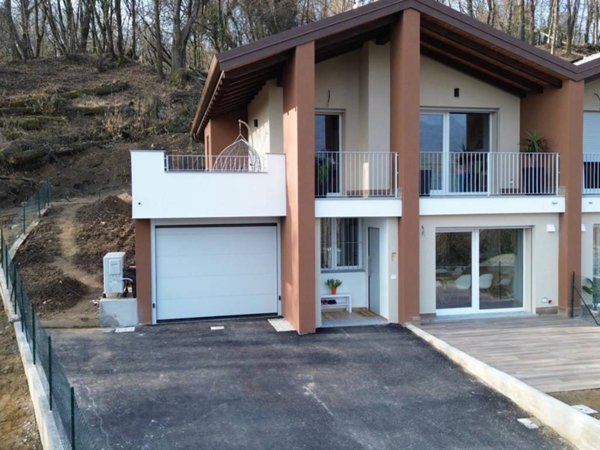 casa indipendente in vendita a Lavena Ponte Tresa
