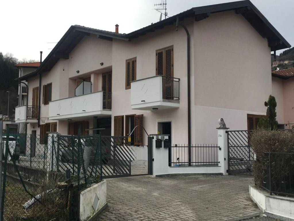 casa indipendente in vendita a Lavena Ponte Tresa