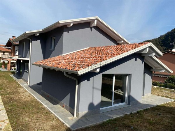 casa indipendente in vendita a Lavena Ponte Tresa in zona Ponte Tresa