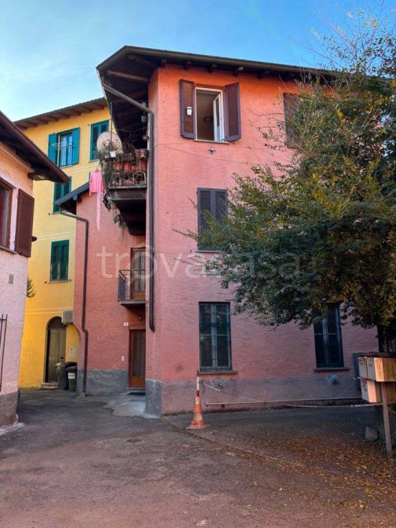 casa indipendente in vendita a Lavena Ponte Tresa in zona Lavena