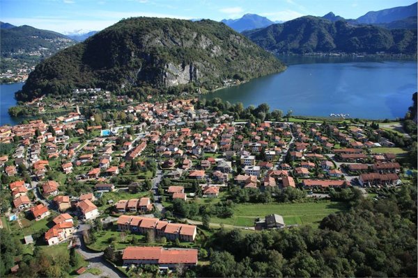 casa indipendente in vendita a Lavena Ponte Tresa in zona Ponte Tresa