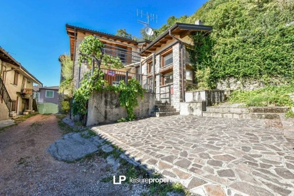 casa indipendente in vendita a Laveno-Mombello in zona Monteggia