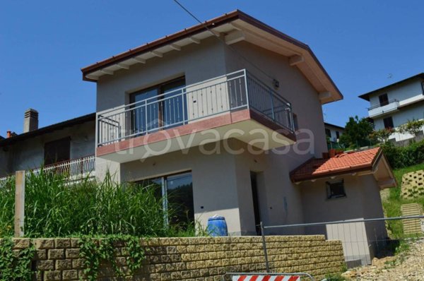 casa indipendente in vendita a Laveno-Mombello in zona Mombello